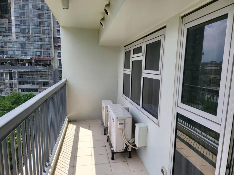 شقة مانيلا  في Luxury @ Bgc Sleeps 6 Comfortably Fast Wifi Pool! المظهر الخارجي الصورة