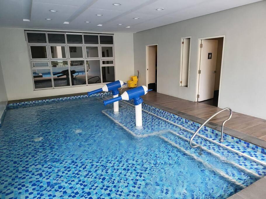 شقة مانيلا  في Luxury @ Bgc Sleeps 6 Comfortably Fast Wifi Pool! المظهر الخارجي الصورة
